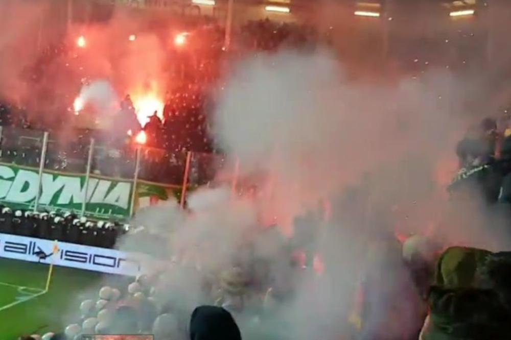 BOLESNI UMOVI NIKAD NEĆE NAUČITI: Poljski huligani se gađali bombama na stadionu! (VIDEO)