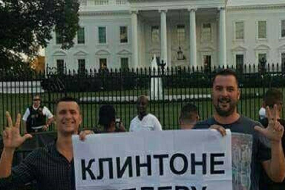 Srbi došli pred Belu kuću i DOBILI 5.000 LAJKOVA na Fejsu! Kad vidite sliku i vi ćete lajkovati! (FOTO)