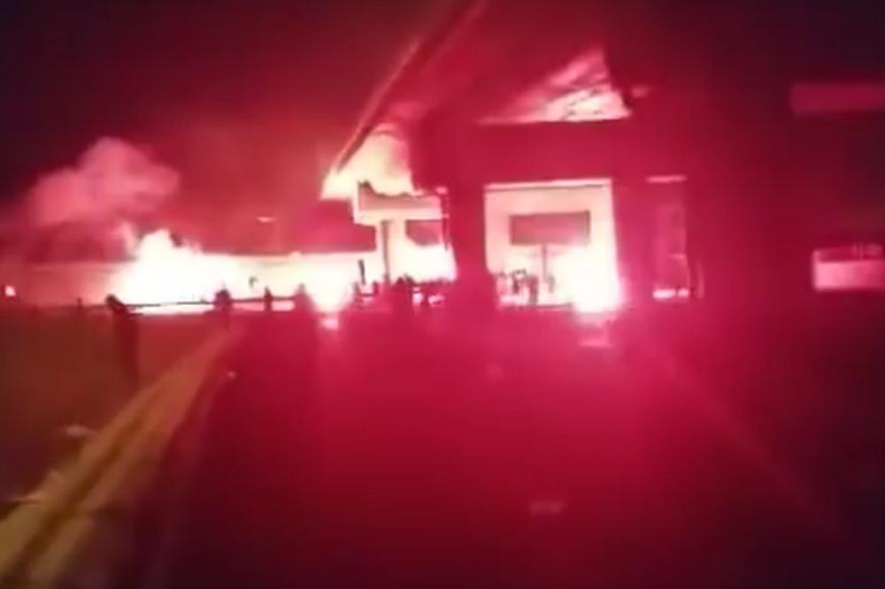 HAOTIČNA SAČEKUŠA: Huligani Olimpijakosa zapalili voz sa navijačima PAOK-a! (VIDEO)