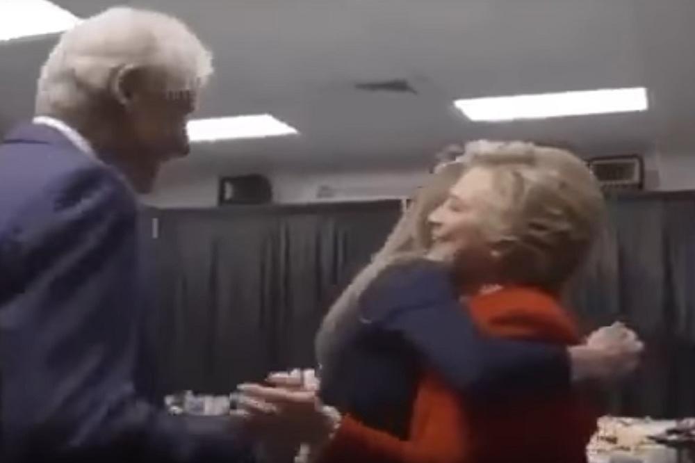 KAKVA BLAMČINA! Bil i Hilari srećni kao deca, SLAVILI POBEDU NAD TRAMPOM! (VIDEO)