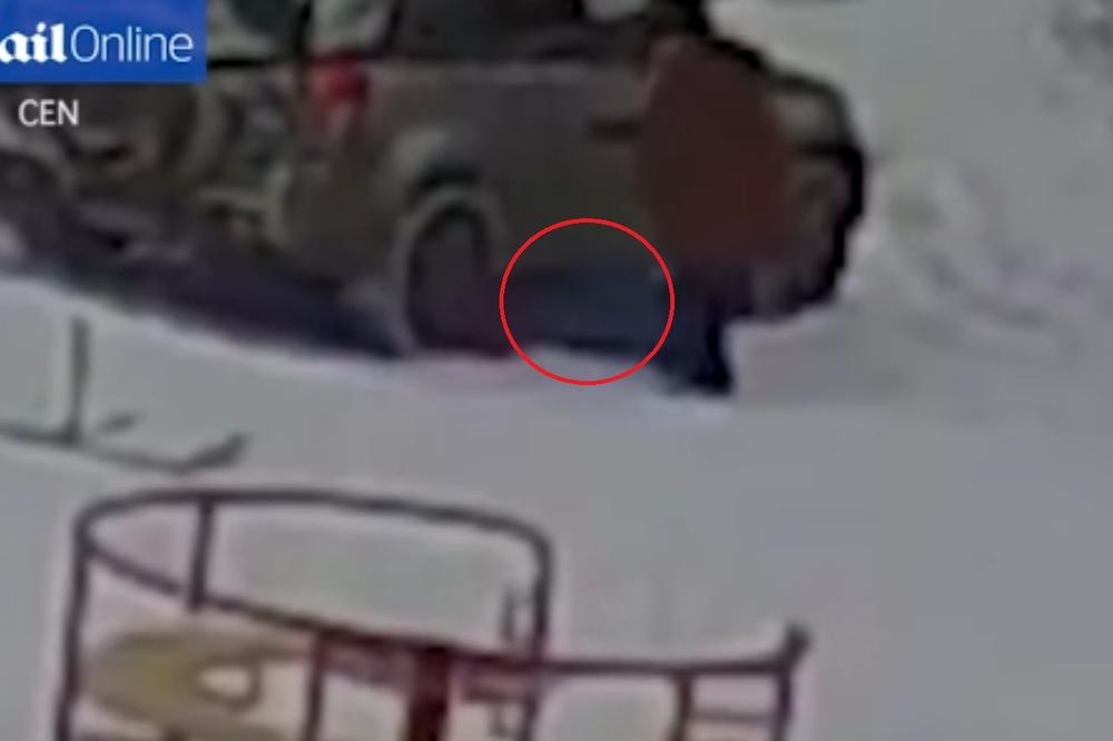 Automobil dva puta pregazio trogodišnju devojčicu dok se sankala! (UZNEMIRIJUĆI VIDEO)