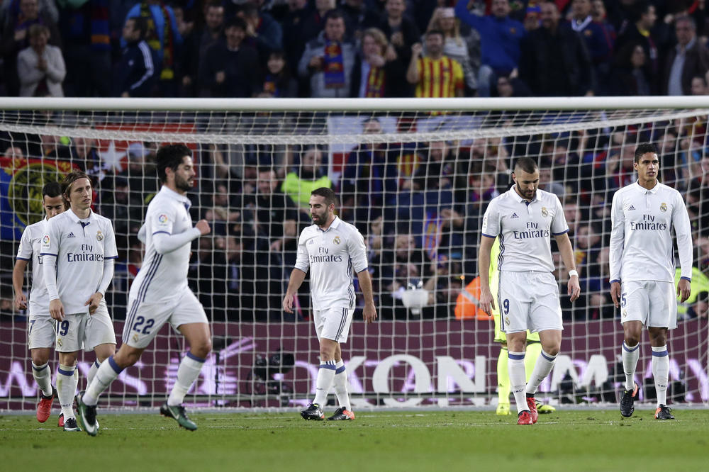 SAD JE STVARNO PRETERAO: Igrač Reala pokazao srednji prst navijačima Barselone! (FOTO)