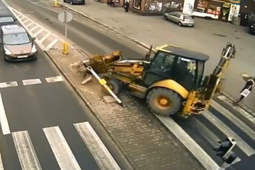 Pošla je da pređe ulicu, umalo je buldožer nije sravnio sa zemljom! (VIDEO)