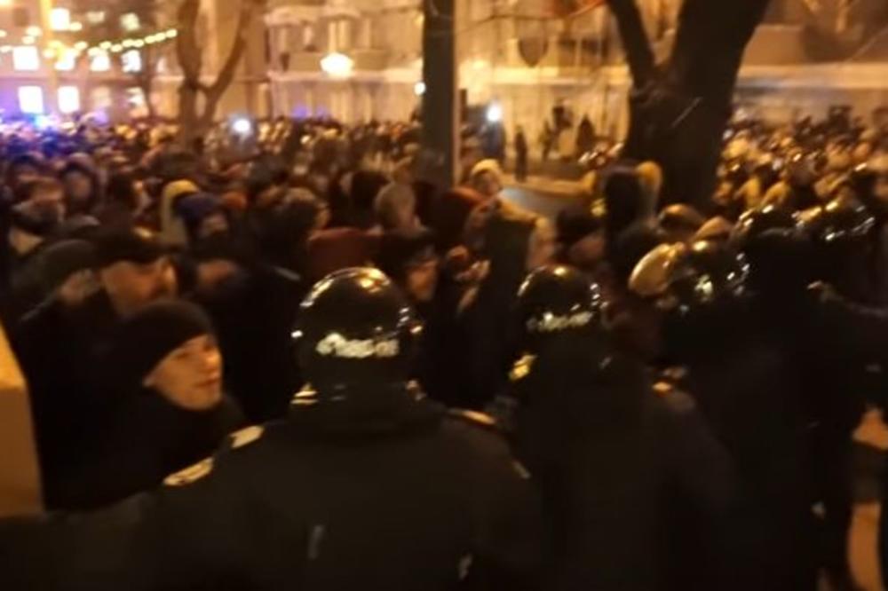 PRESELA IM UKRAJINA: Sačekuša ukrajinskih huligana za navijače Junajteda! (VIDEO)