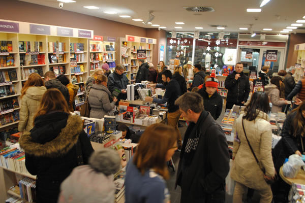 Ko kaže da se u Srbiji ne čita: Jubilarna 15. Noć knjige oborila sve rekorde! (FOTO)