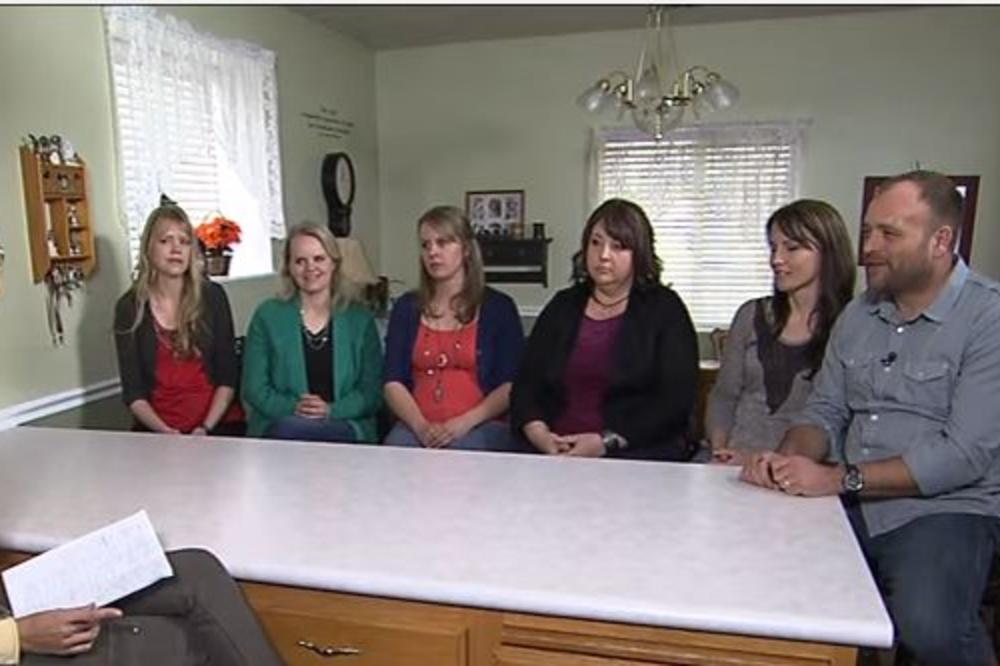 Muškarac oženio 5 žena i ima 24 dece, ali svi su ostali šokirani kad su zavirili u njihovu kuću! (VIDEO)