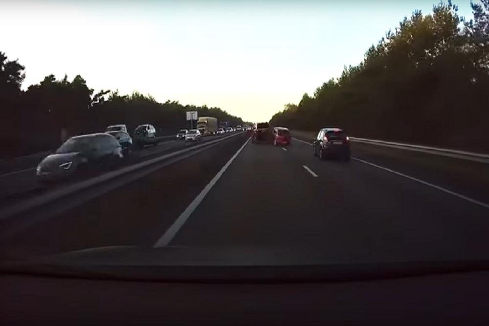 TESLA JE AUTOMOBIL BUDUĆNOSTI: Autopilot predviđa nesreće i zaustavlja vas na vreme! (VIDEO)