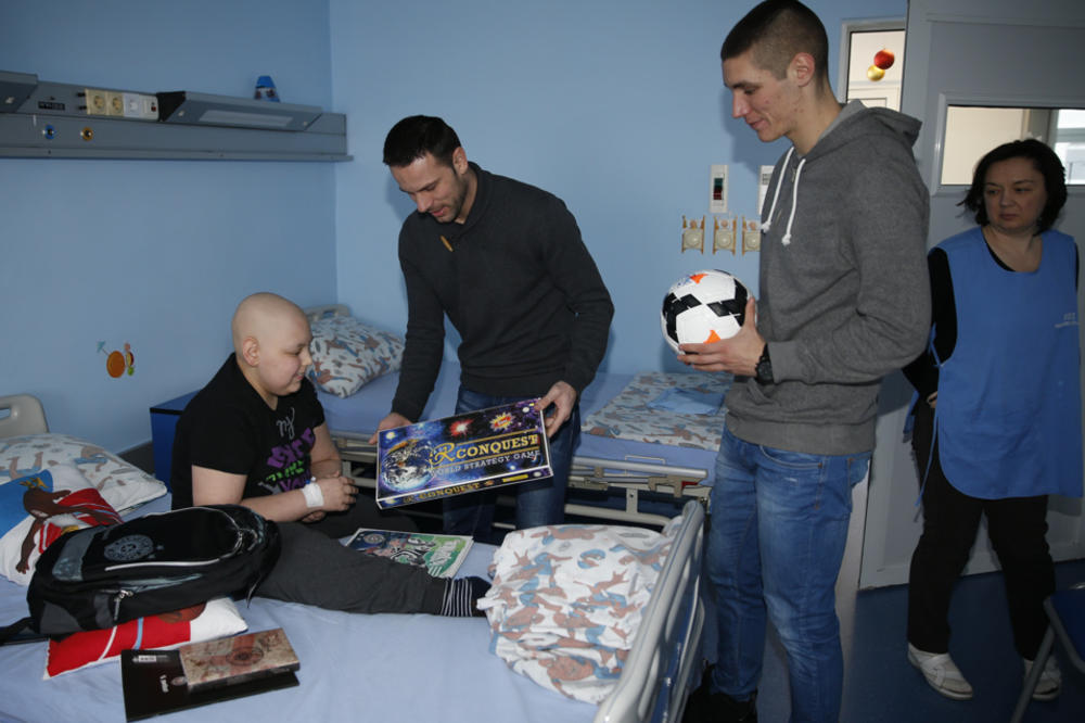 Humani crno-beli: Fudbaleri Partizana posetili onkološko odeljenje dečije klinike! (FOTO)