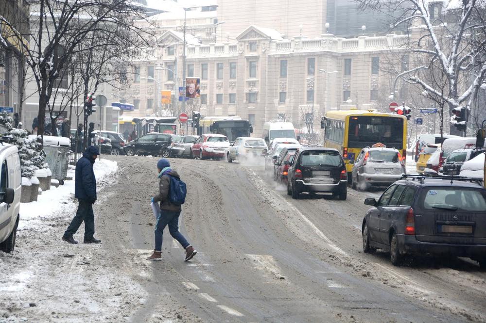 SAVET VOZAČIMA: U slučaju ledene kiše usporite, ili stanite, nemoguće je kontrolisati vozilo!