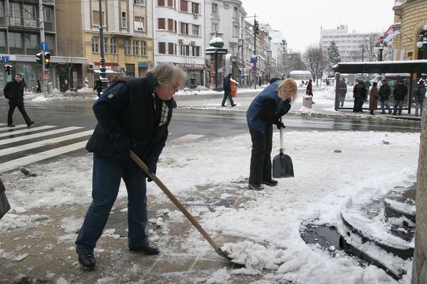 Inspektori krenuli u kontrolu: Ako ne očistite sneg ispred kapije PLATIĆETE VEOMA VISOKU KAZNU!