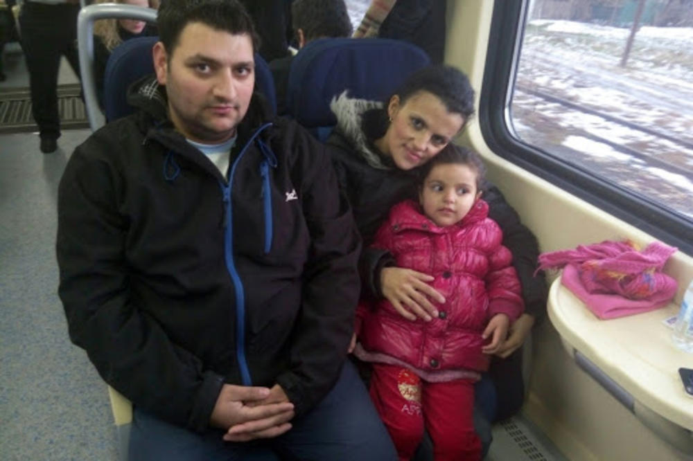 Ona je najmlađa putnica u vozu za Kosovo: Ima samo 3 godine, a priča o njenom putovanju će vas oduševiti!