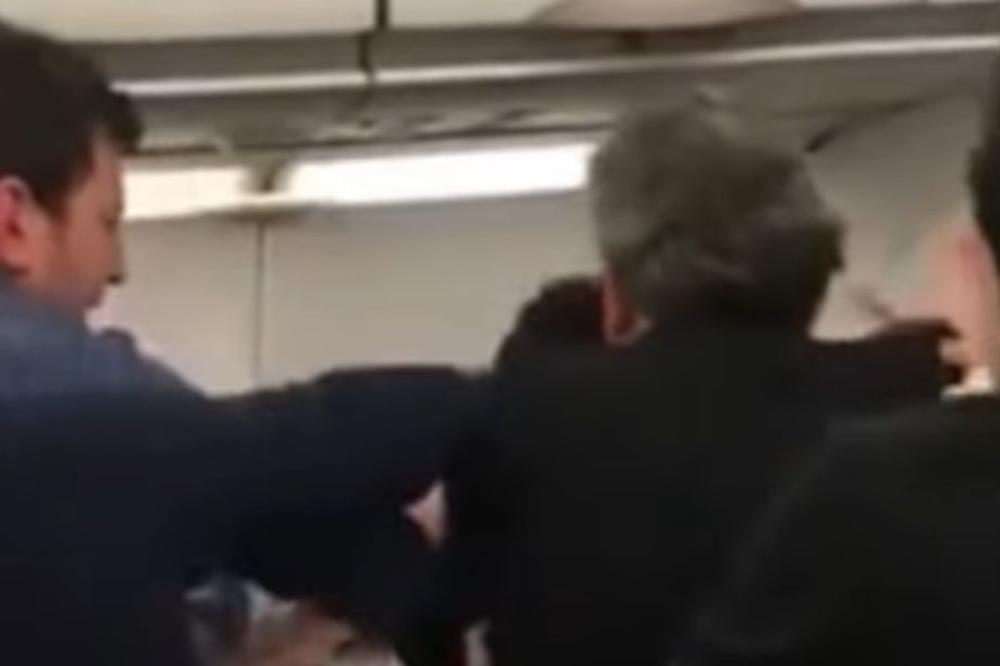 Matorac raspalio pesnicom momka i počela je žestoka šorka zbog koje je avion morao prinudno da sleti! (VIDEO)