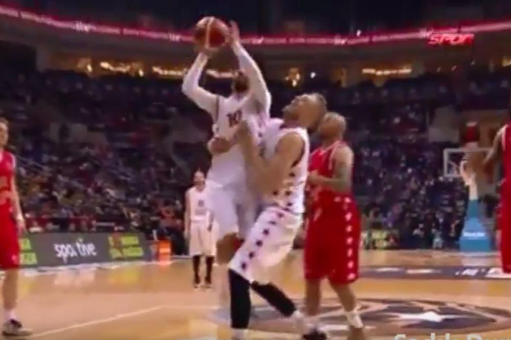Fudbaler Barse zaigrao basket i pokušao da izvede neviđenu akciju sa Štimcem, ali su im se svi smejali! (VIDEO)