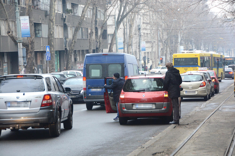SAMO BAHATO! Ova ulica u centru Beograda pretvorena je u divlji parking! (FOTO)