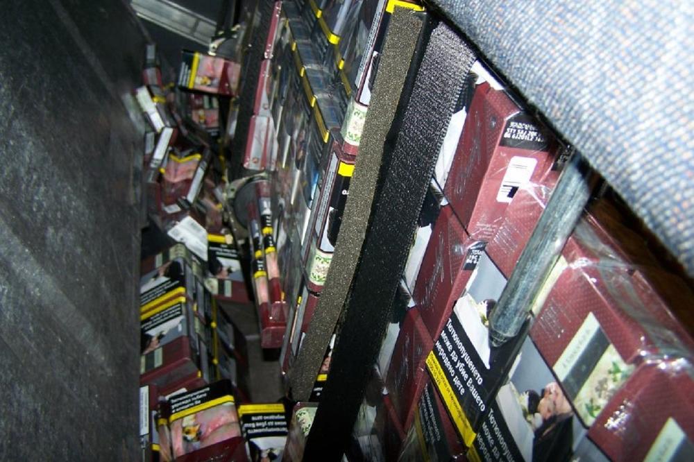 ZAPLENA: Carinici na Gradini otkrili 90 boksova cigareta na kojima su MNOGO BOLESNE fotografije! (FOTO)