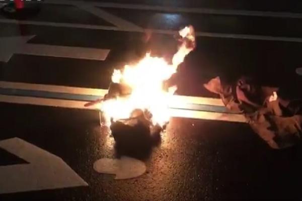 Zapalio se u znak protesta protiv Trampa: Prebačen u bolnicu s ozbiljnim povredama! (VIDEO)