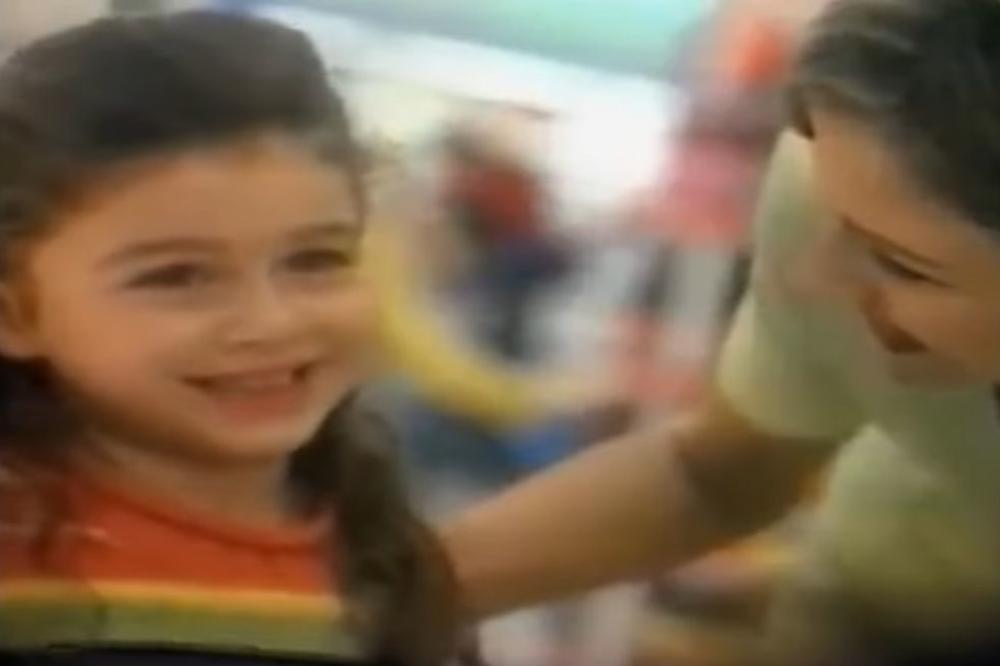 Sećate se preslatke devojčice iz hit reklame, a pojma nemate da je ćerka poznatog para koja se pretvorila u vrh ribu! (FOTO) (VIDEO)