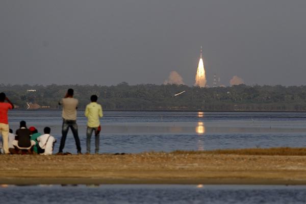 Indija lansira 104 satelita i OBARA RUSKA DOSTIGNUĆA! (FOTO)