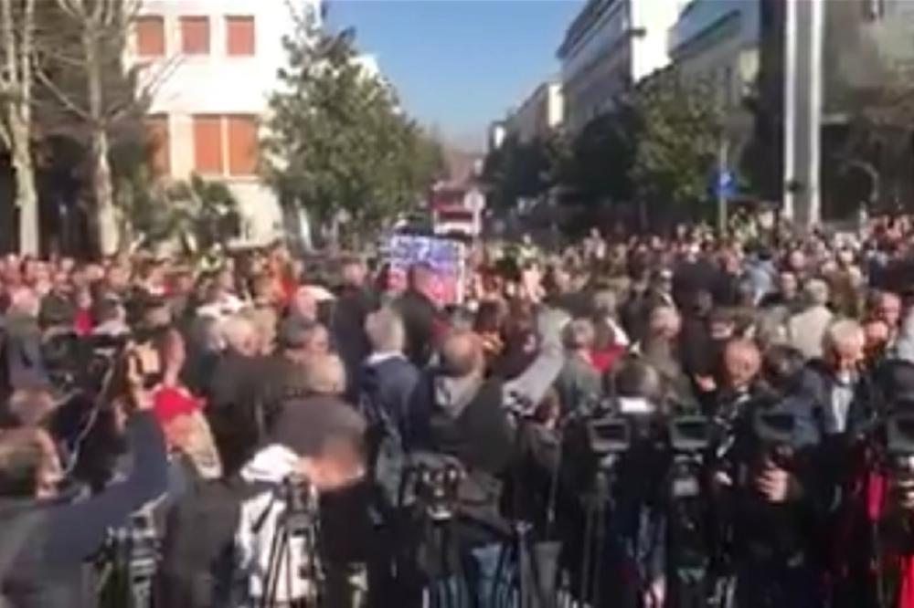 UKINUT IMUNITET ANDRIJI MANDIĆU I MILANU KNEŽEVIĆU! Crnogorska opozicija pred parlamentom! (VIDEO)