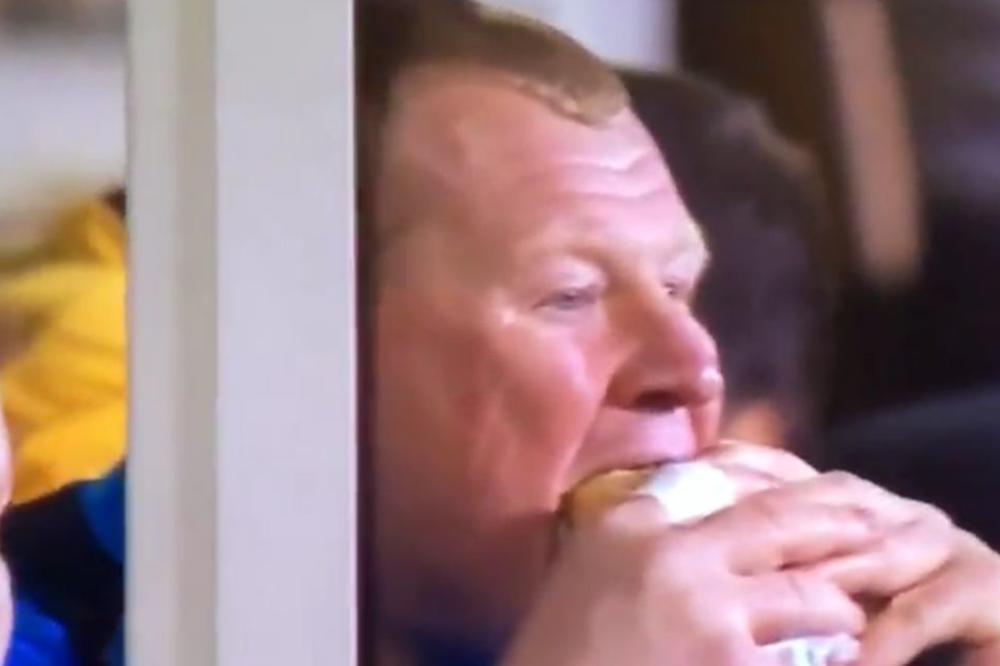 Golmanu Satona je baš presela pita koju je jeo na meču sa Arsenalom! (VIDEO)