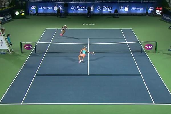 NESTVARNO! Levoruka teniserka izvela majstoriju desnom rukom! (VIDEO)