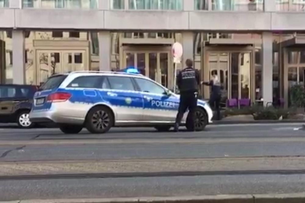 Ludak autom POKOSIO PEŠAKE na trgu, POLICIJA GA UPUCALA! Jedan poginuo, troje povređeno (VIDEO)