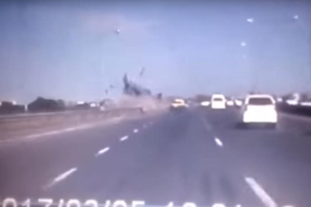 STRAVIČNA NESREĆA: Kamionet preleteo ogradu i sleteo sa nadvožnjaka! (VIDEO)