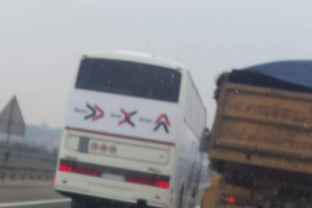BRŽE, BOLJE, JAČE - pa preko PUNE LINIJE! SNS autobus pretiče kamion, naprednjaci rizikuju život da bi prisustvovali mitingu?! (FOTO)