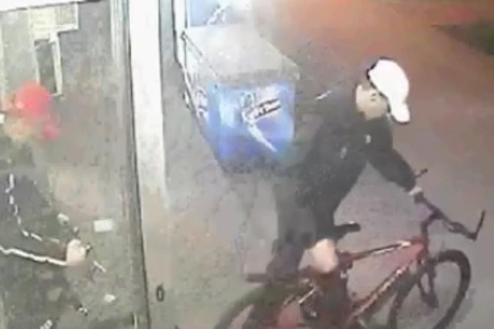 Lopovi uhvaćeni na delu! Evo kako se kradu bicikli na Novom Beogradu! (VIDEO)