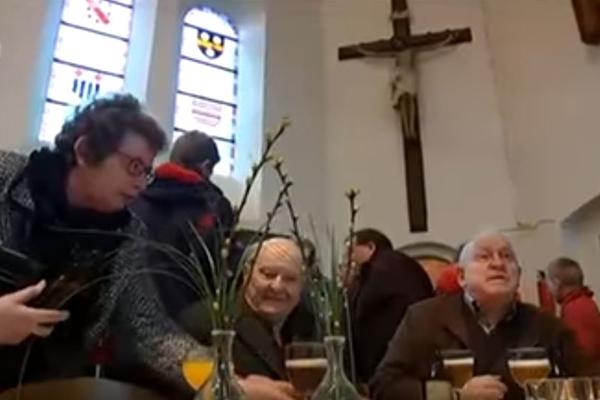 A POSLE SLUŽBE, PIVO ZA SVE: Sveštenik otvorio pab u crkvi! (VIDEO)