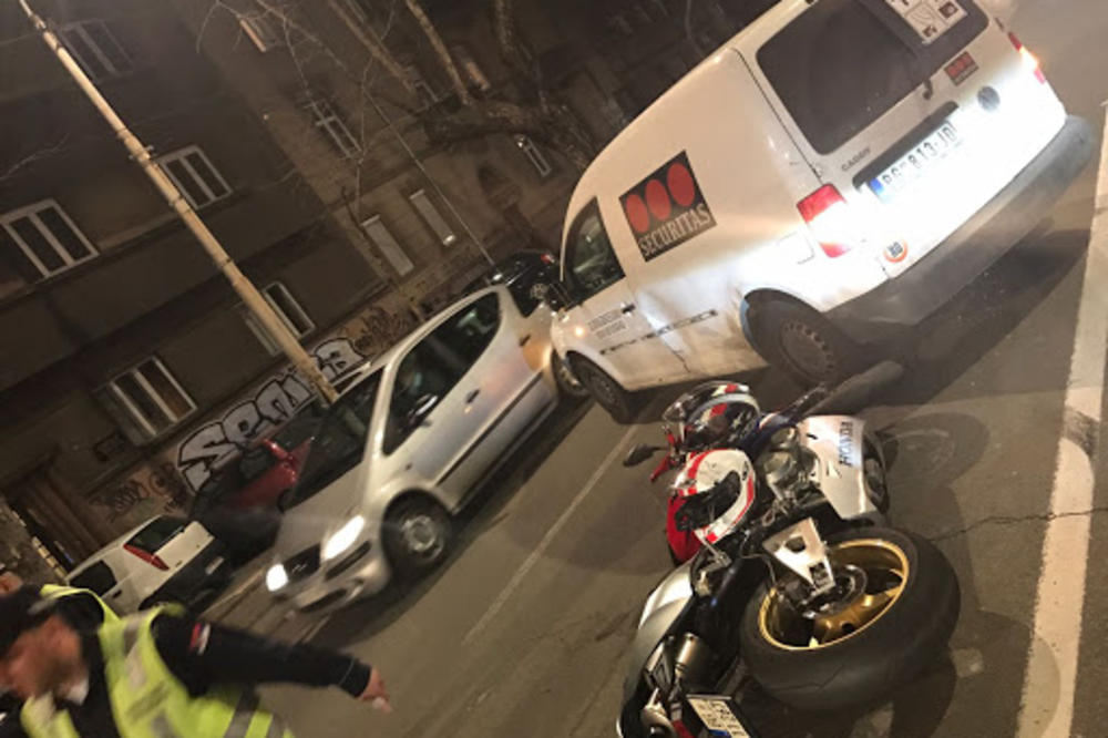 TEŽAK SUDAR U CENTRU GRADA: Motorista se zakucao u pik-ap! (FOTO)