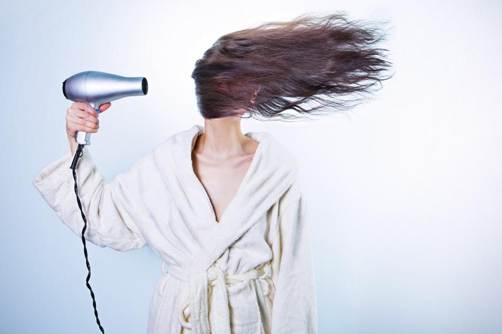 10 problema koje razumeju samo devojke s dugačkom kosom!  (FOTO)
