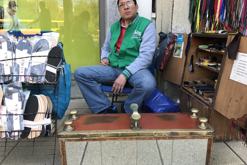Mustafa 27 godina čisti cipele na Trgu! Kod njega je dolazio Arkan, a kad on dođe zatvarala se cela ulica! (FOTO)