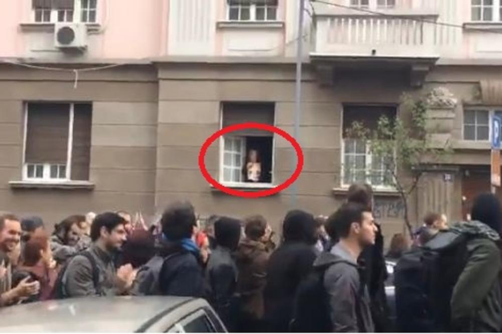 HIT SA PROTESTA: Baka se pojavila na prozoru i studentima pokazala NJEGOVU SLIKU! Svi su joj aplaudirali! (VIDEO)