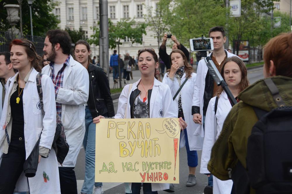 MIRNO LI SPAVAŠ, NADO MACURO? Ko kaže da ne mogu da prođu? Doktori stigli na protest! (FOTO)