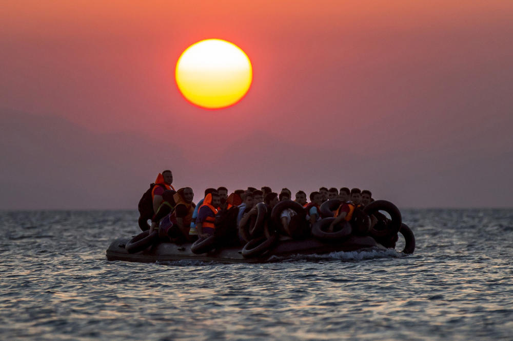 HOROR U SREDOZEMNOM MORU: Udavilo se 13 migranata, MEĐU NJIMA TRUDNICE I DECA!