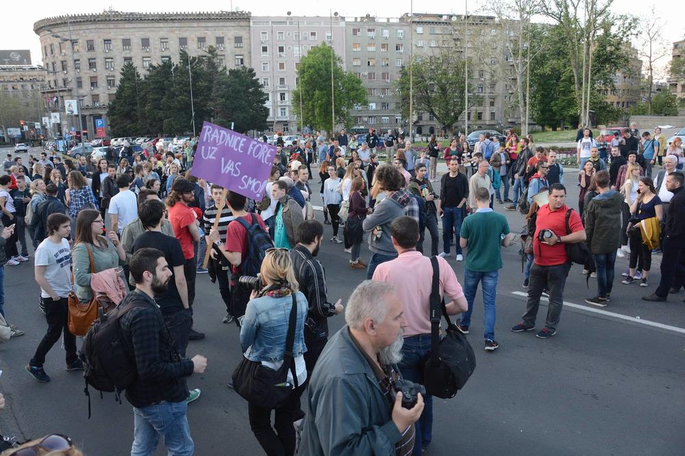 ČELNIK SNS-A ZATRPAN FOTKAMA SA PROTESTA: Evo šta su mu demonstranti JAVNO PORUČILI! (FOTO) (VIDEO)