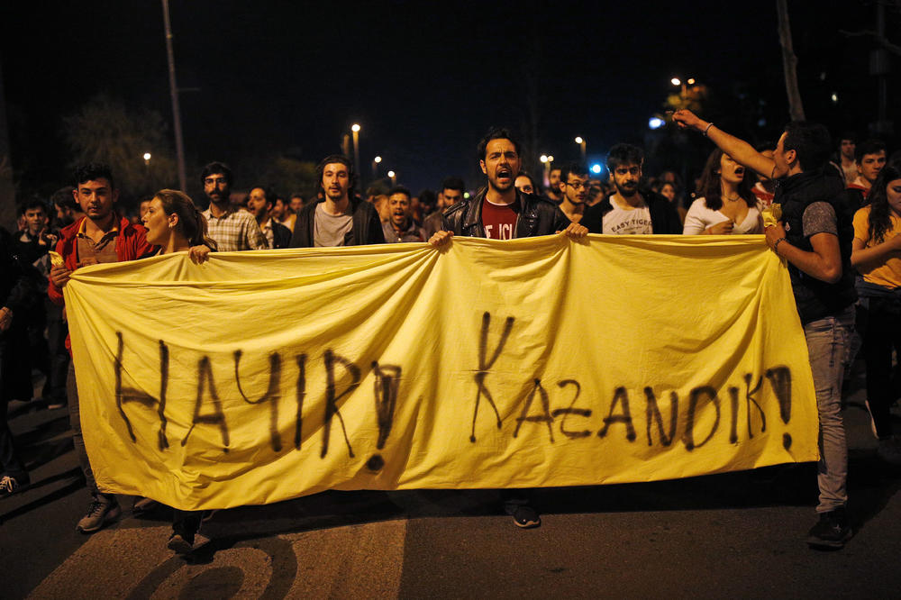 NISU SVI ZA: U Turskoj protesti zbog rezultata referenduma, dok u Sarajevu slave pobedu! (FOTO)