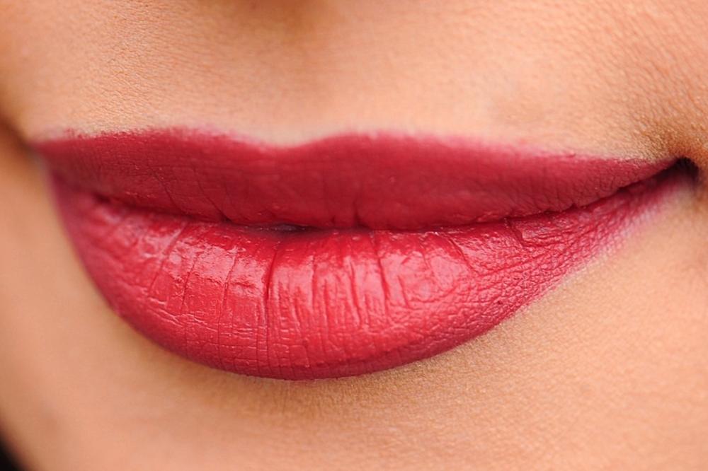 2 trika kako da prepoznate da li je žena povećavala usne! (FOTO) (GIF)