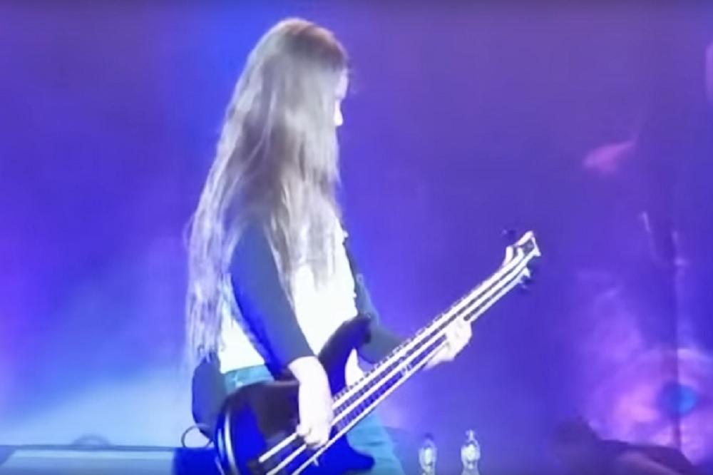 Svet na kolenima: Ima samo 12 godina i uspeo je da zameni basistu Korna! (VIDEO)