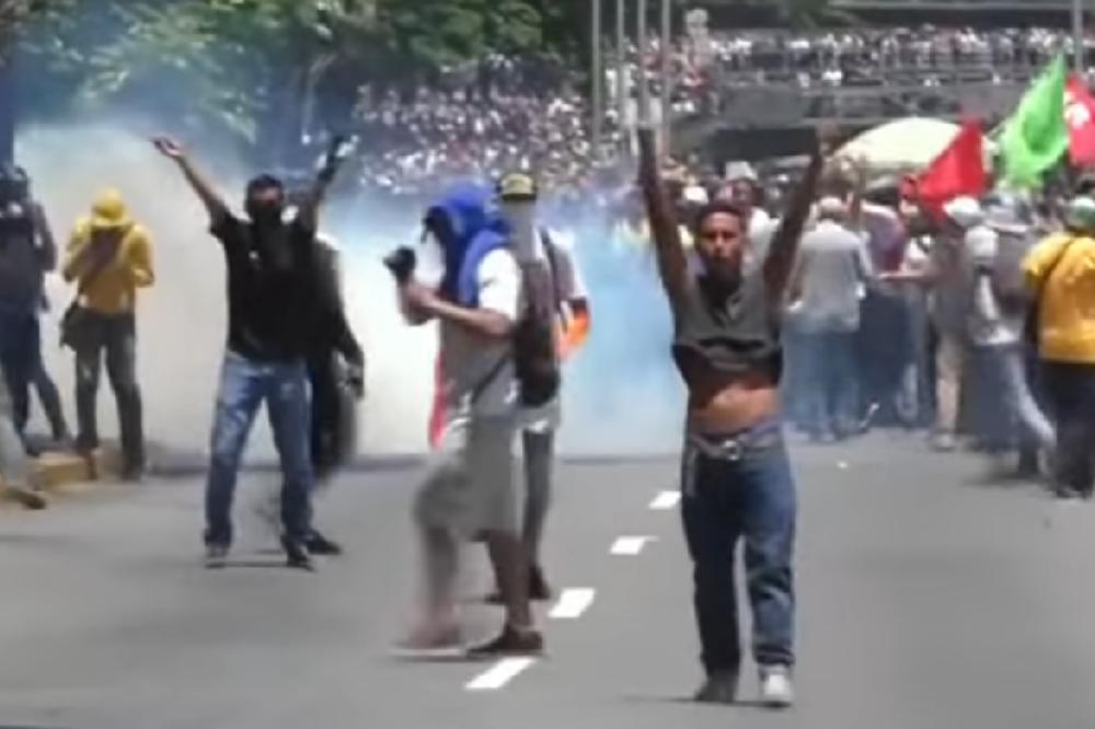 VATRENI PROTESTI U VENECUELI, troje ljudi poginulo!