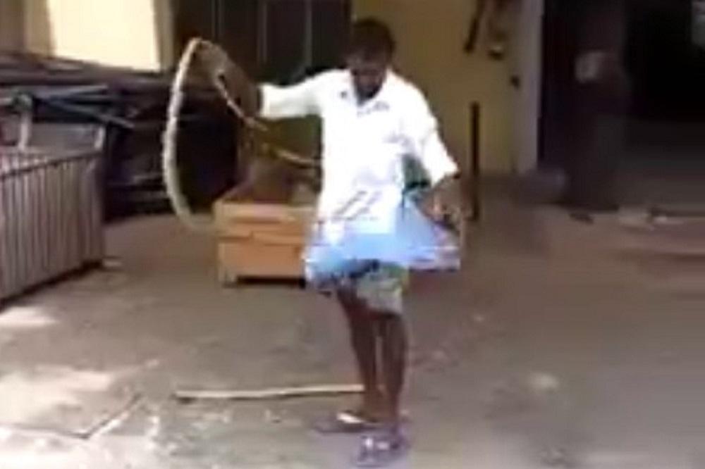 ZMIJA U GAĆAMA! Pogledajte kako Indijac pakuje smrtonosnu zverku! (VIDEO)