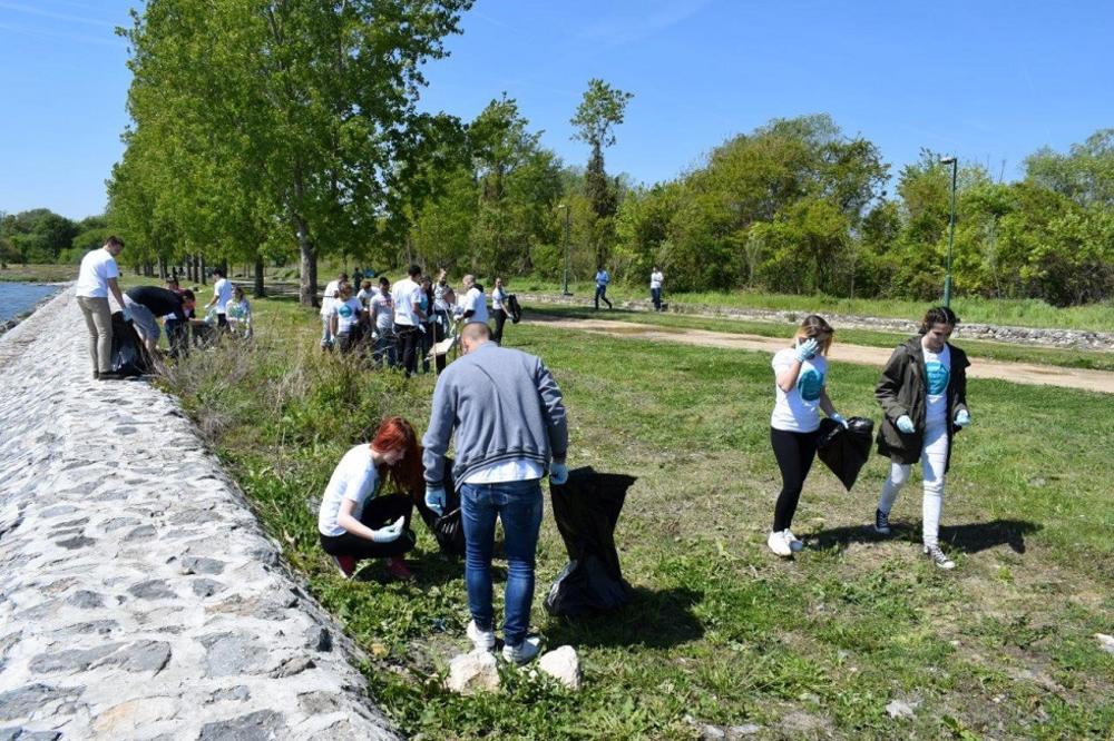 URANAK I SREDNJOŠKOLCI UDRUŽILI SNAGE: Čišćenje Dunava na Srebrnom jezeru