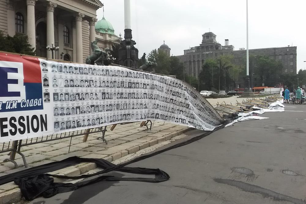 NAJTUŽNIJA SLIKA DANAS U BEOGRADU: Zid plača zavijen u crno, pa srušen! (FOTO)