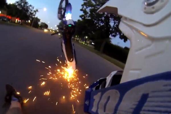 Hteo da se hvali na Jutjubu vožnjom na jednom točku, a snimio žestok pad sa motora (VIDEO)