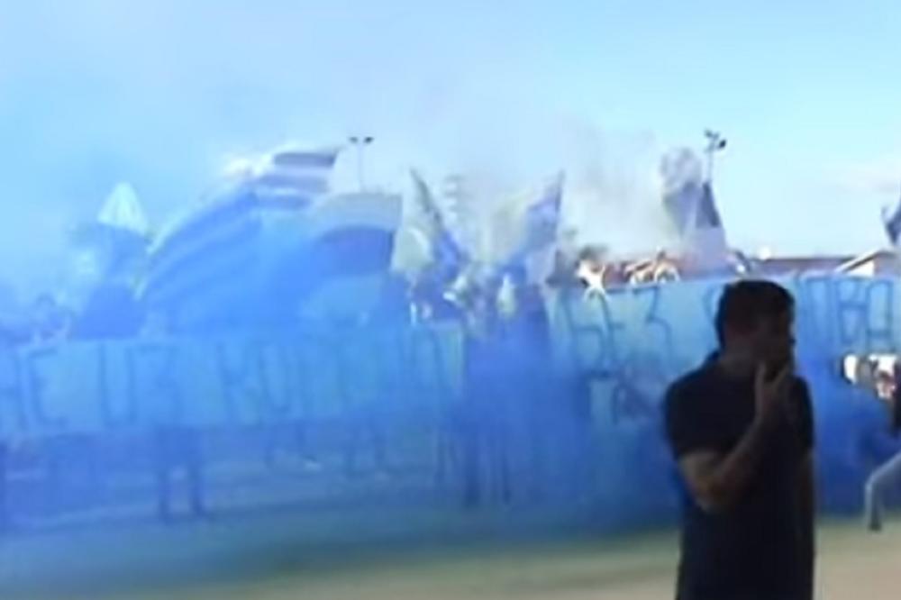 Plavi dim iznad Karaburme zbog Terzića: Navijači OFK-e napravili feštu zbog njegovog odlaska iz kluba (VIDEO)