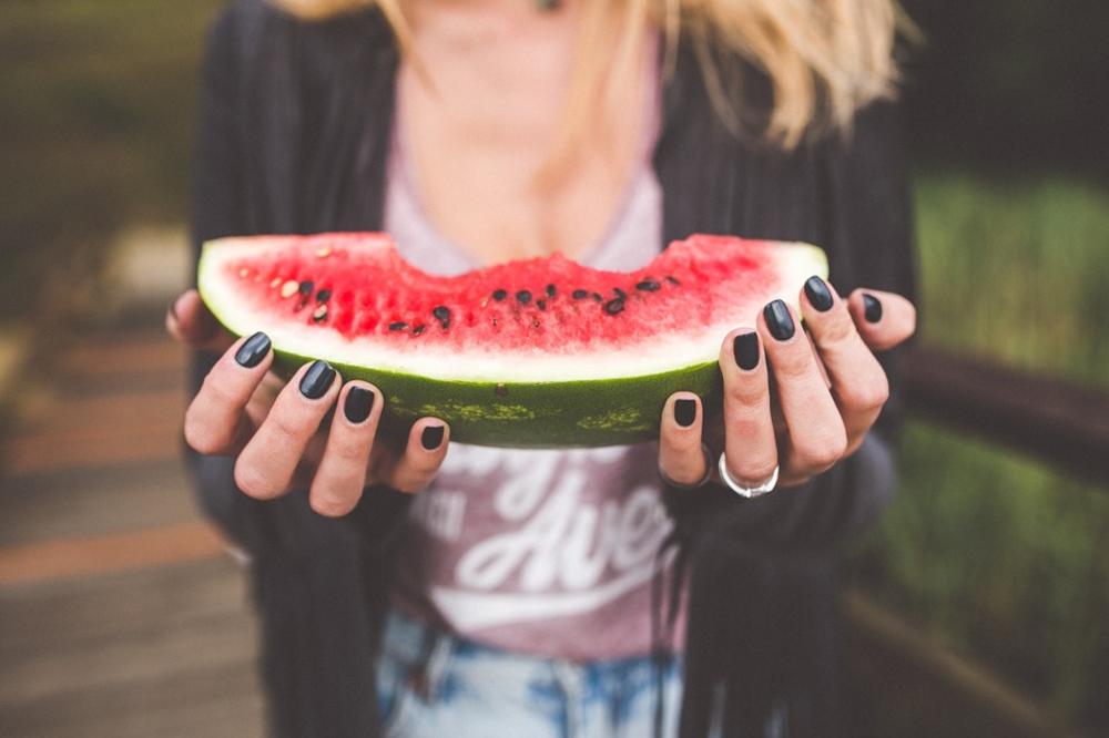 Savršeno voće za vrele letnje dane: Kako da izaberete SOČNU i SLATKU LUBENICU? (FOTO)