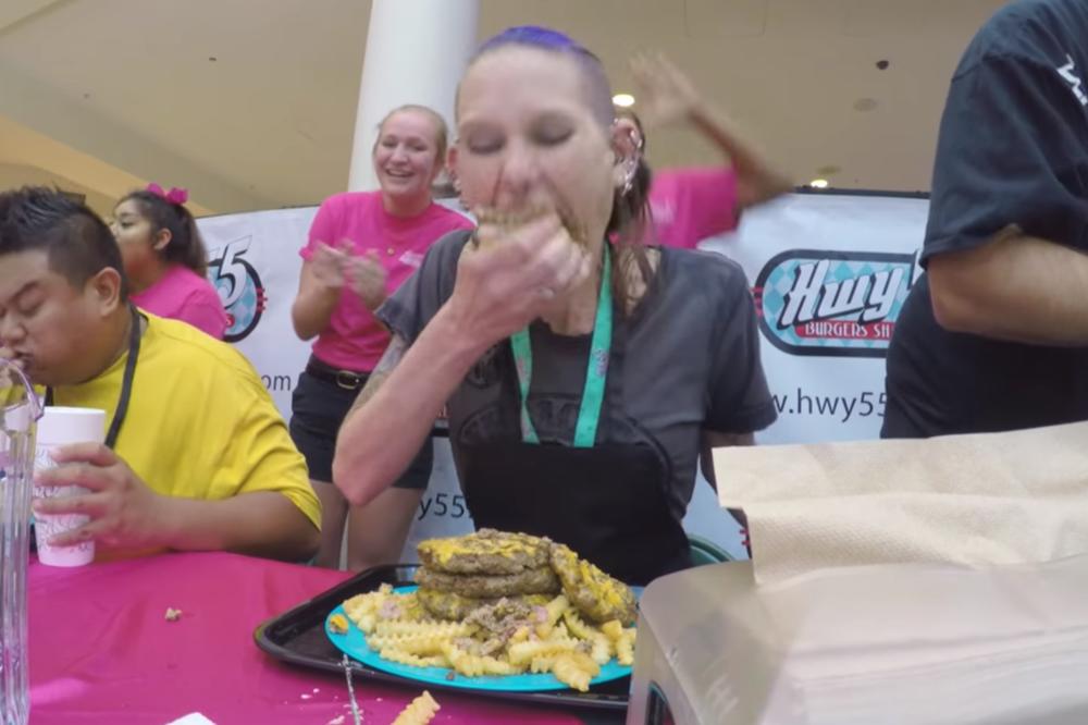 ŽENA ZMAJ: Pojela je 55 hamburgera za manje od 2 minuta! (VIDEO)