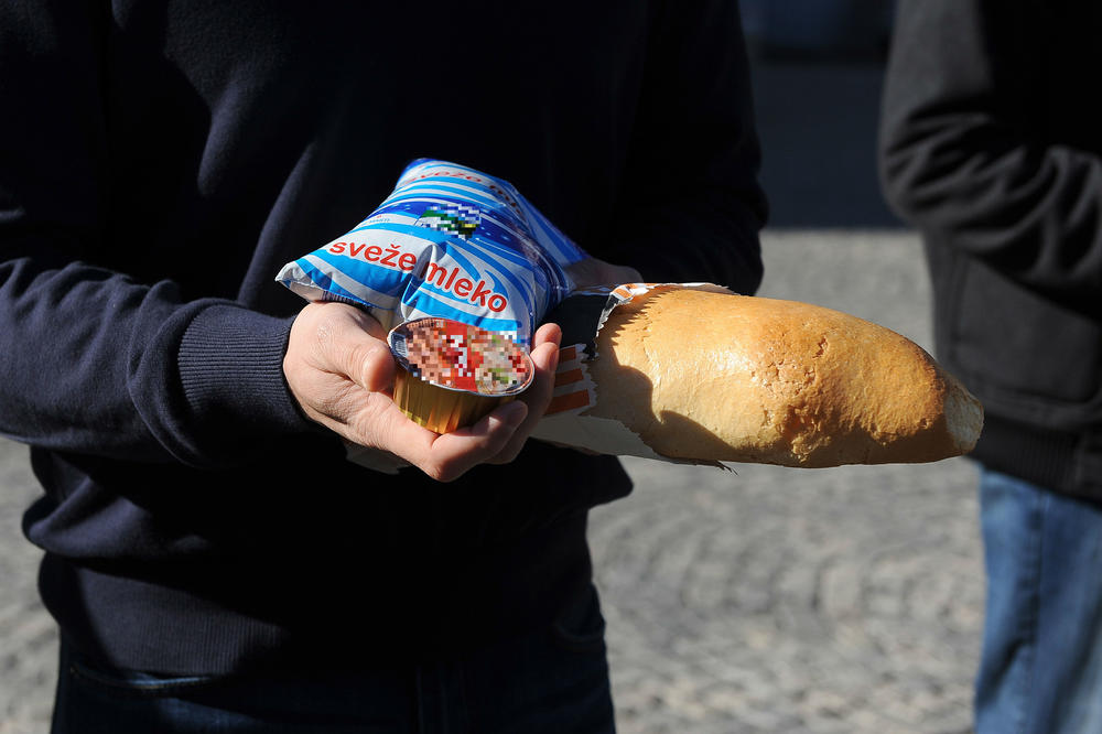 DVA EVRIĆA DRUŽE: Porazni su podaci koliko Srbi dnevno potroše na hranu