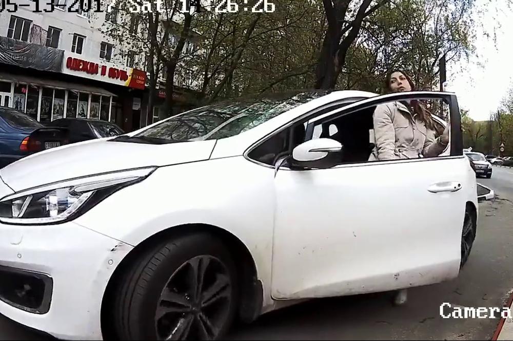 Posle ovog snimka muž joj više ne daje automobil (VIDEO)